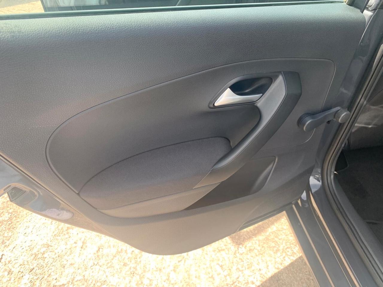 Volkswagen Polo 1.0 MPI 5P Trendline - 2014