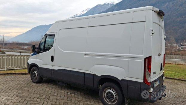 Mezzo commerciale bianco