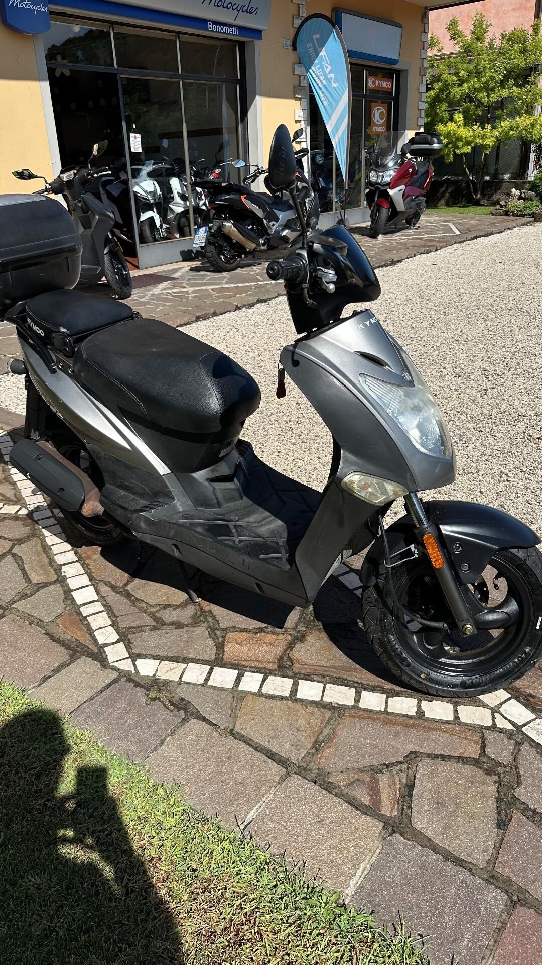 Kymco Agility 50 R12 con bauletto post