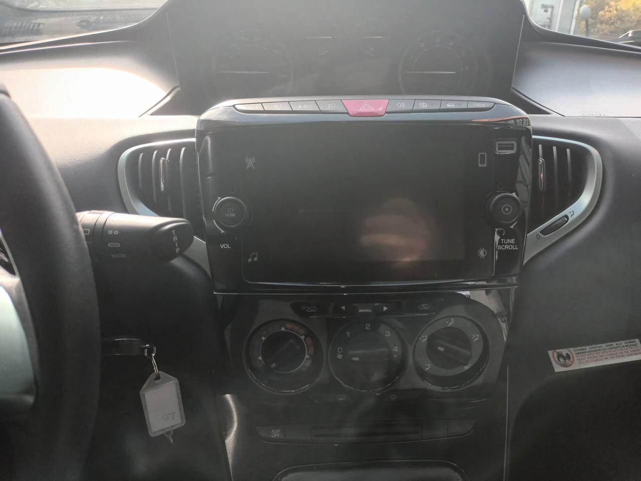 Lancia Ypsilon 1.0 Platino Hybrid 70 CV