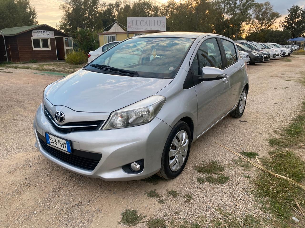 TOYOTA YARIS 1.0 LOUNGE 99.000 KM ADATTA NEOPATENTATI GARANTITA