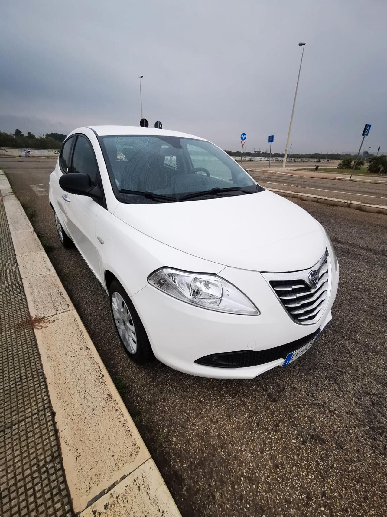 Lancia Ypsilon 1.2 69 CV 5P. GPL Silver 2014