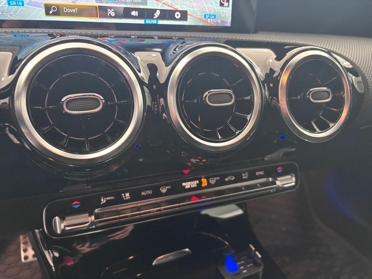 MERCEDES-BENZ A180D PREMIUM AMG LED-NAVI