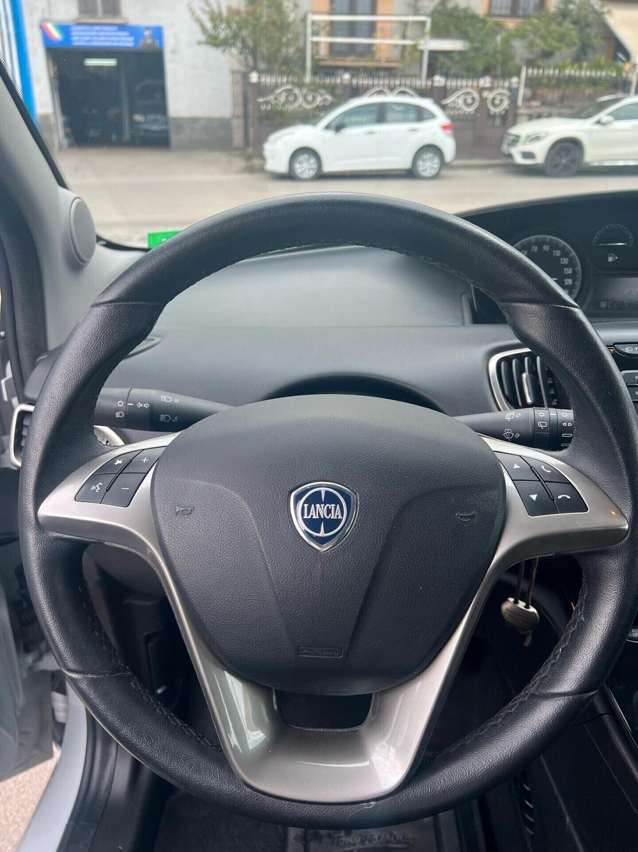 Lancia Ypsilon 1.2 69 CV 5 porte S&S Platinum