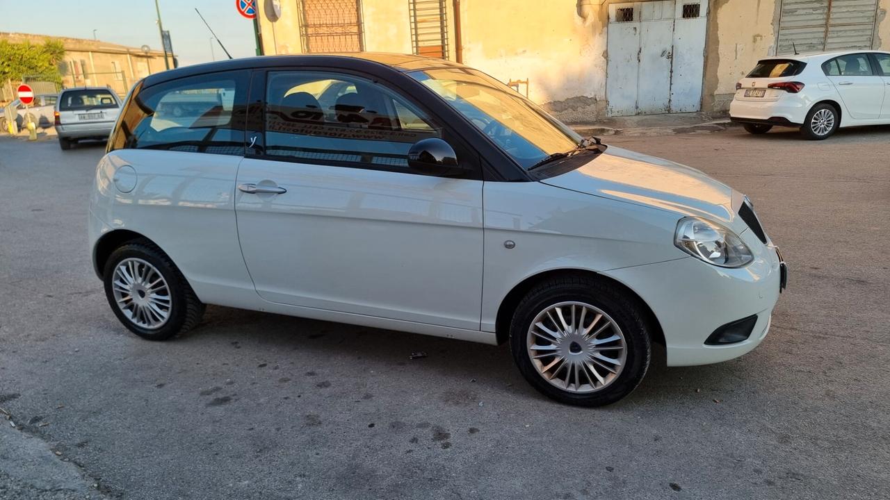 Lancia Ypsilon 1.3 MJT 75 CV Platino
