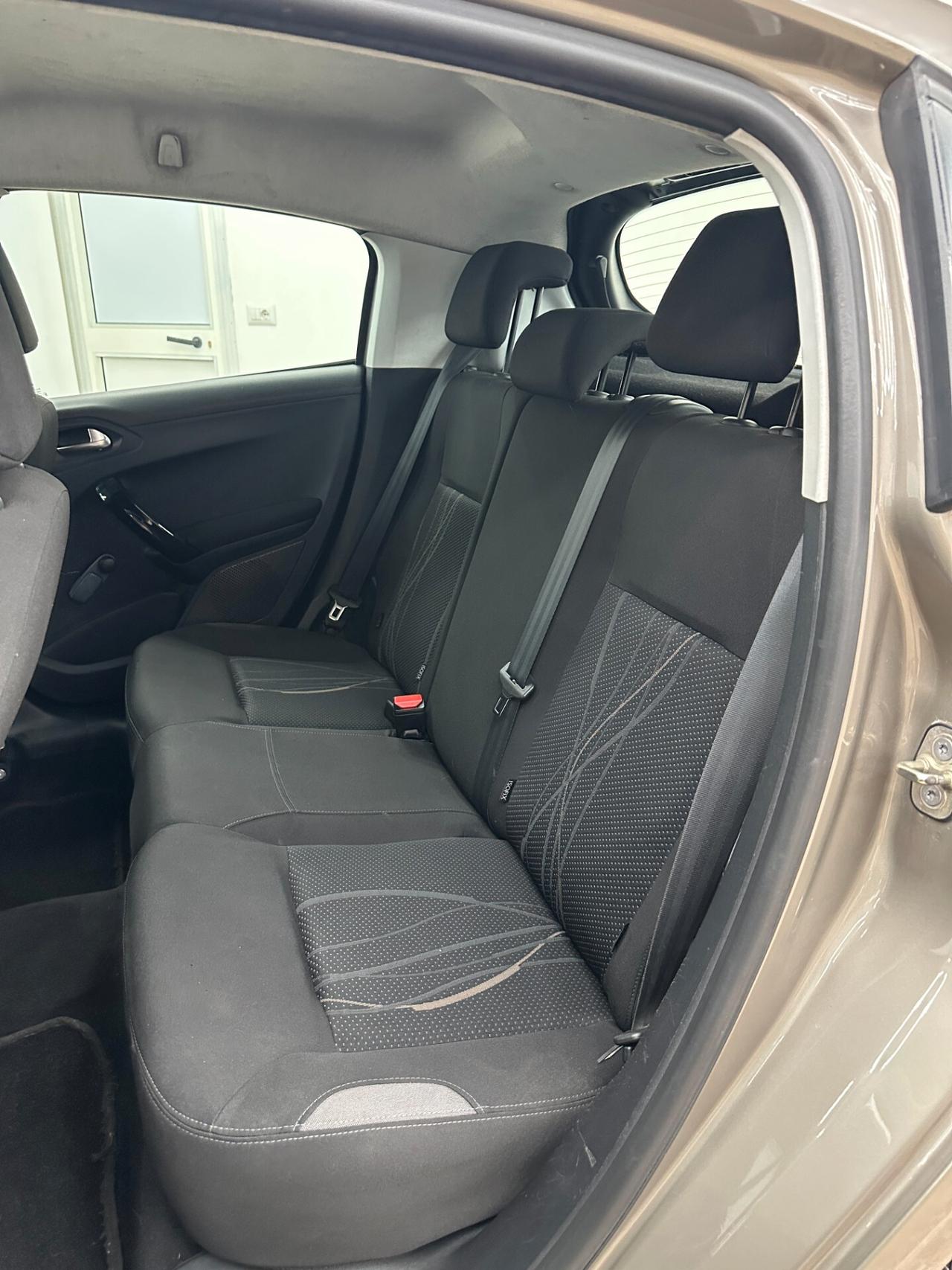 Peugeot 208 1.4 HDi 68 CV 5 porte Allure