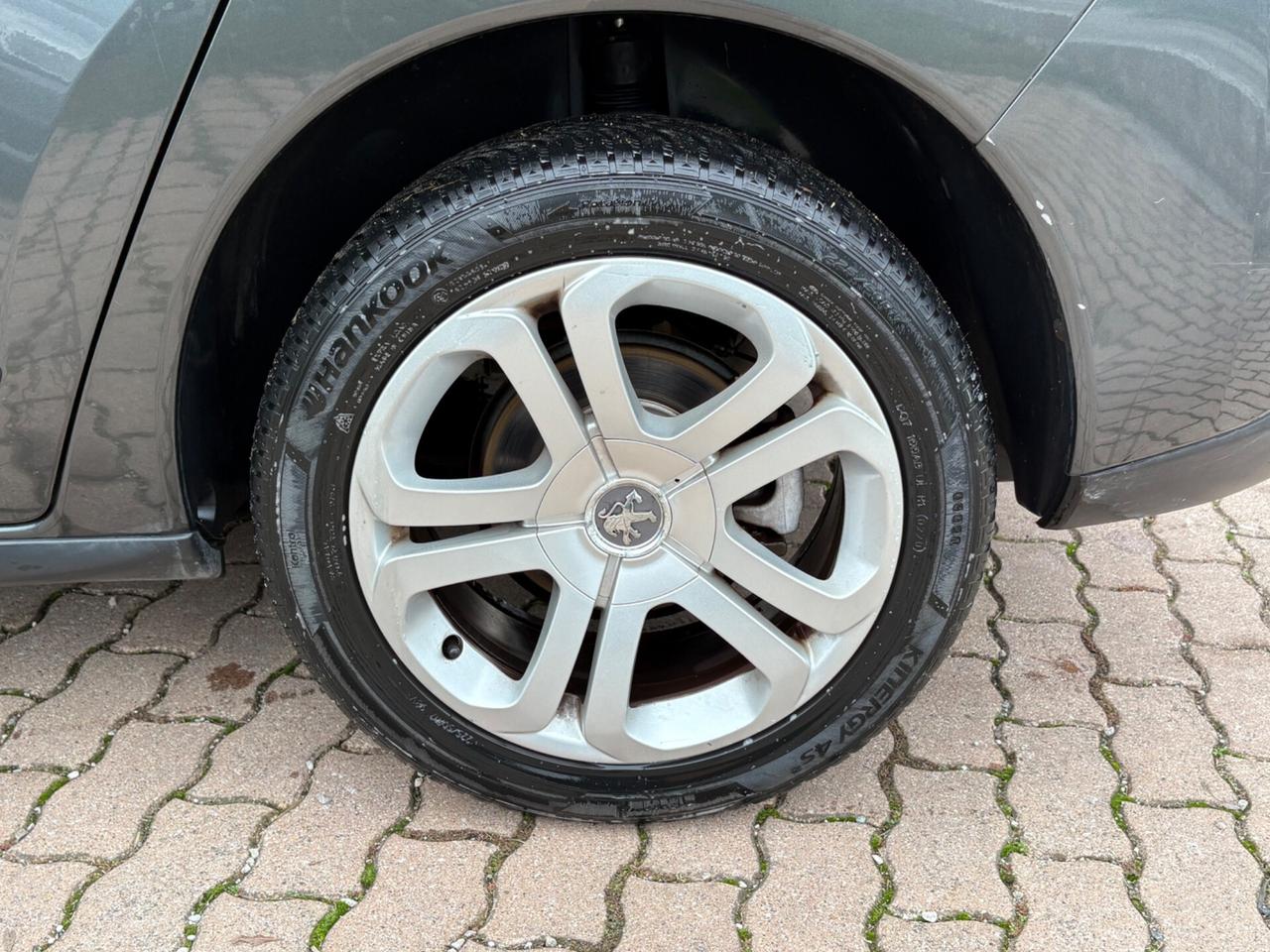 Peugeot 3008 1.6 HDi 110CV cambio robotizzato Business