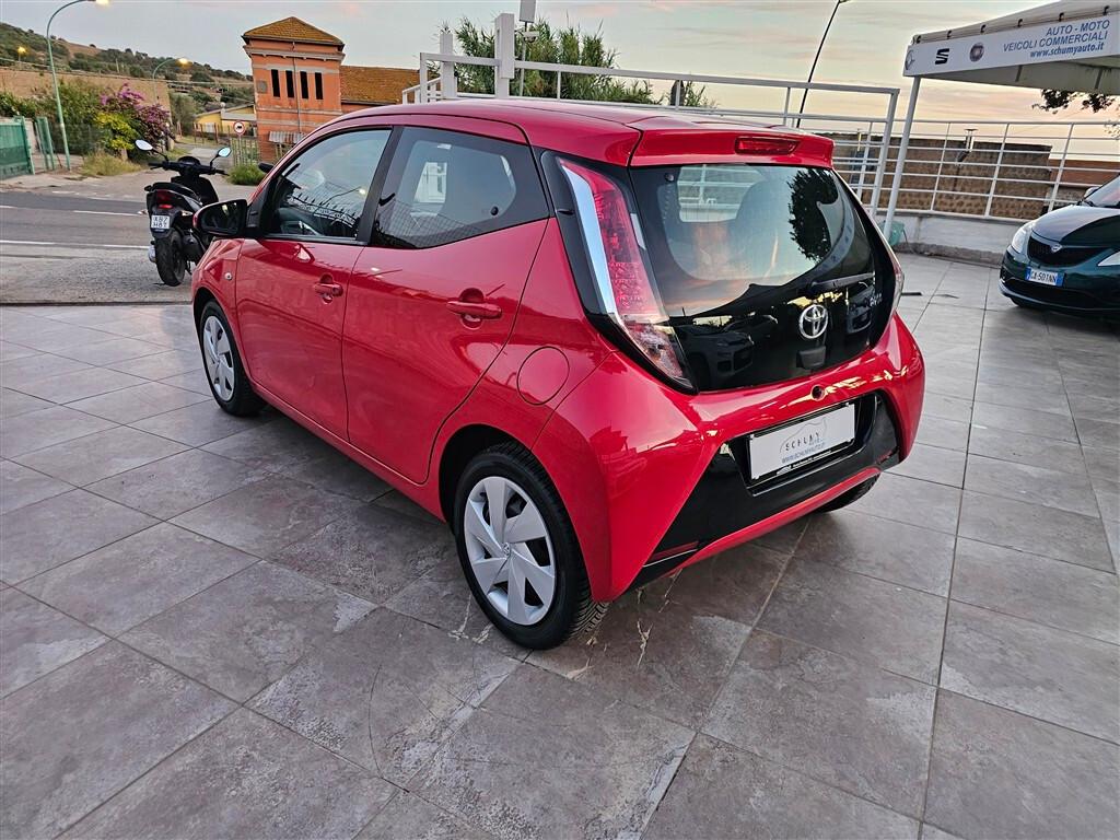 Toyota Aygo 1.0 VVT-i 69 CV 5 porte x-cool per Neopatentati