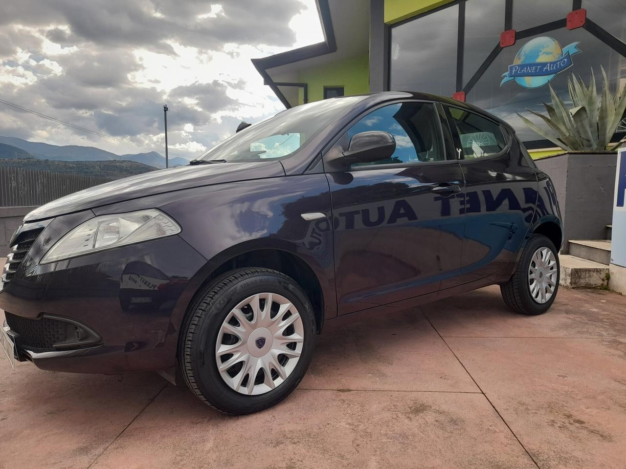 Lancia Ypsilon 0.9 TwinAir 85 CV 5 porte Metano Ecochic Silver