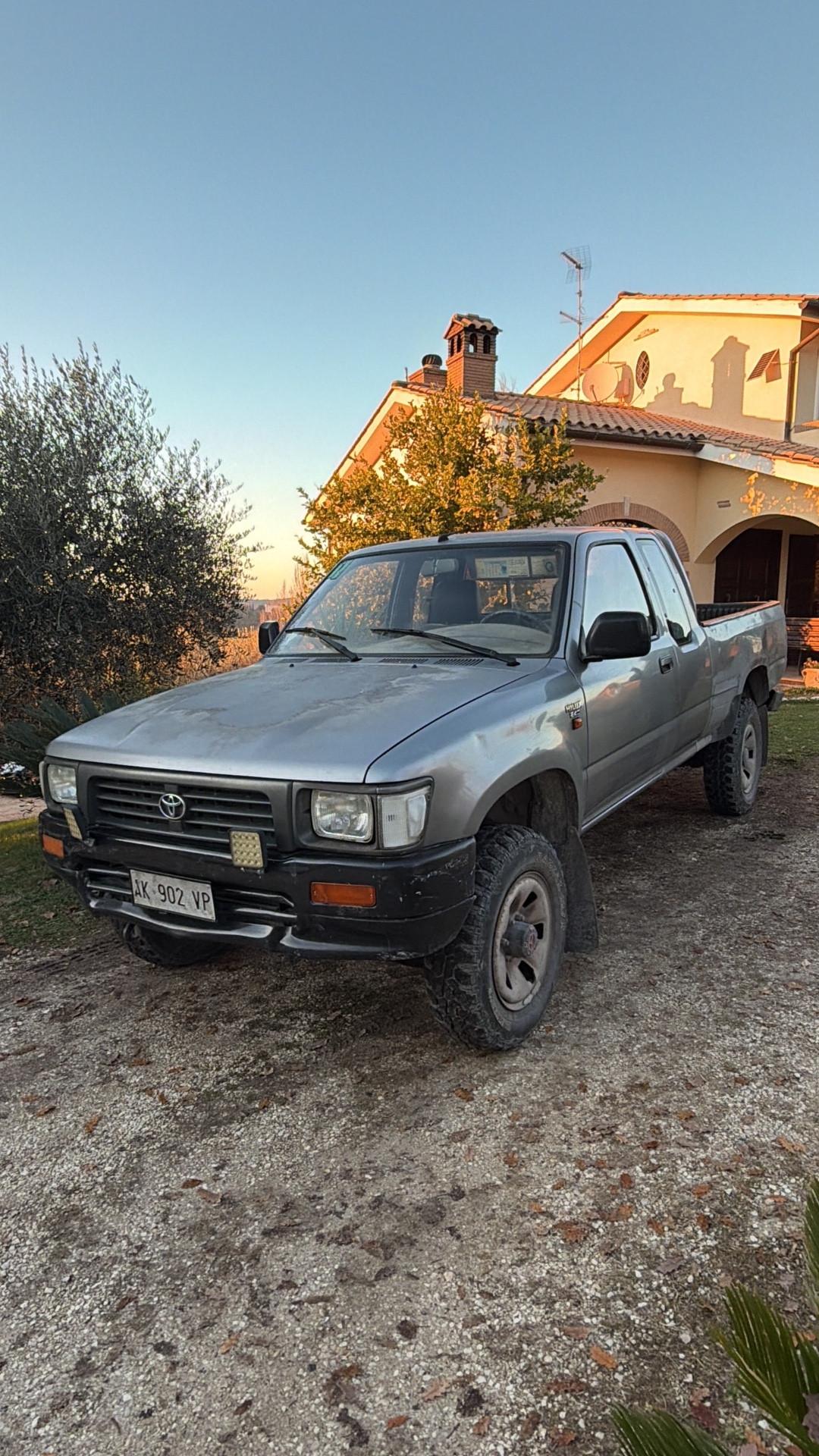 Toyota Hilux 2.4 D 4WD Extracab DC Pick-up
