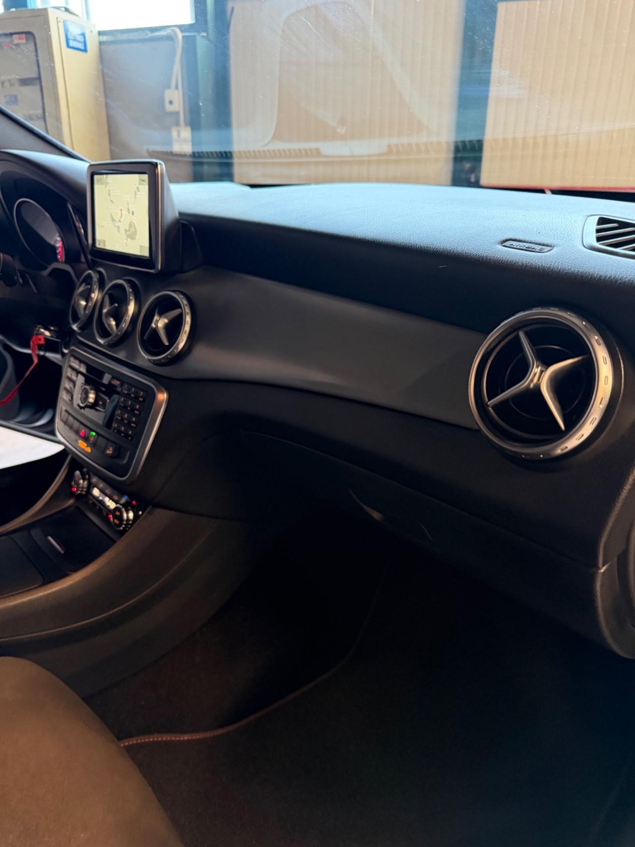 Mercedes-benz GLA 200d 4MATIC PREMIUM UNICOPR