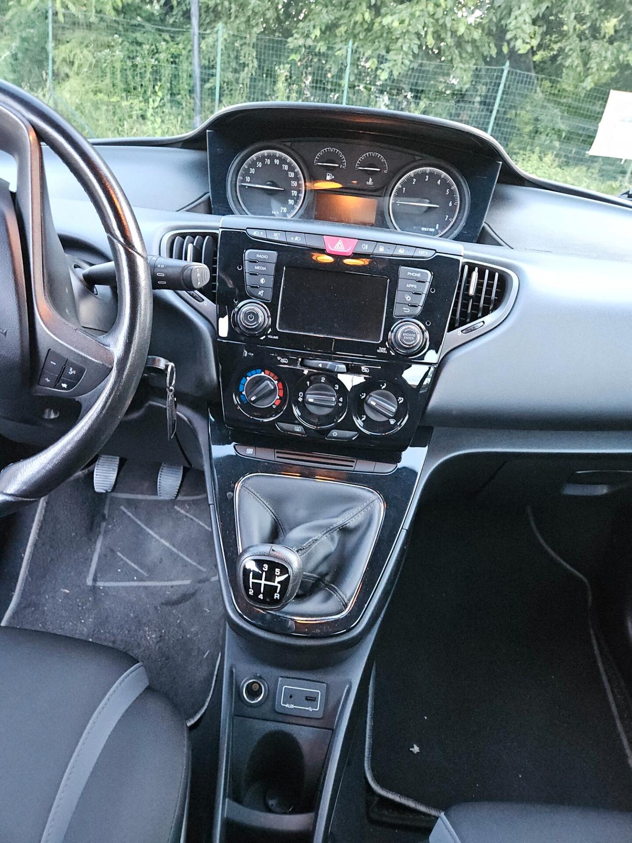 Lancia Ypsilon 0.9 TwinAir 85 CV 5 porte Metano Ecochic Platinum