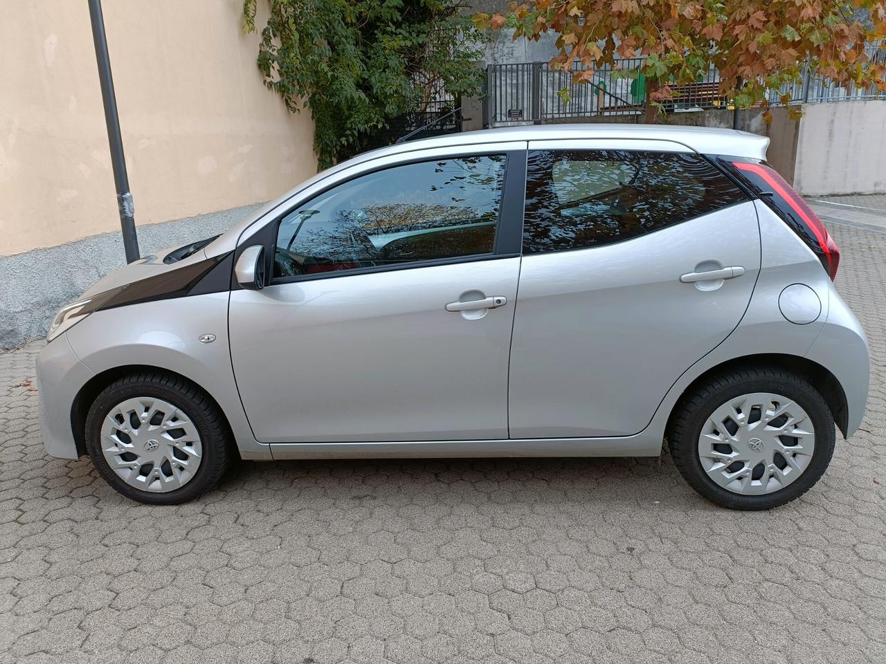 Toyota Aygo Connect 1.0 VVT-i 72 CV 5 porte x-play MMT