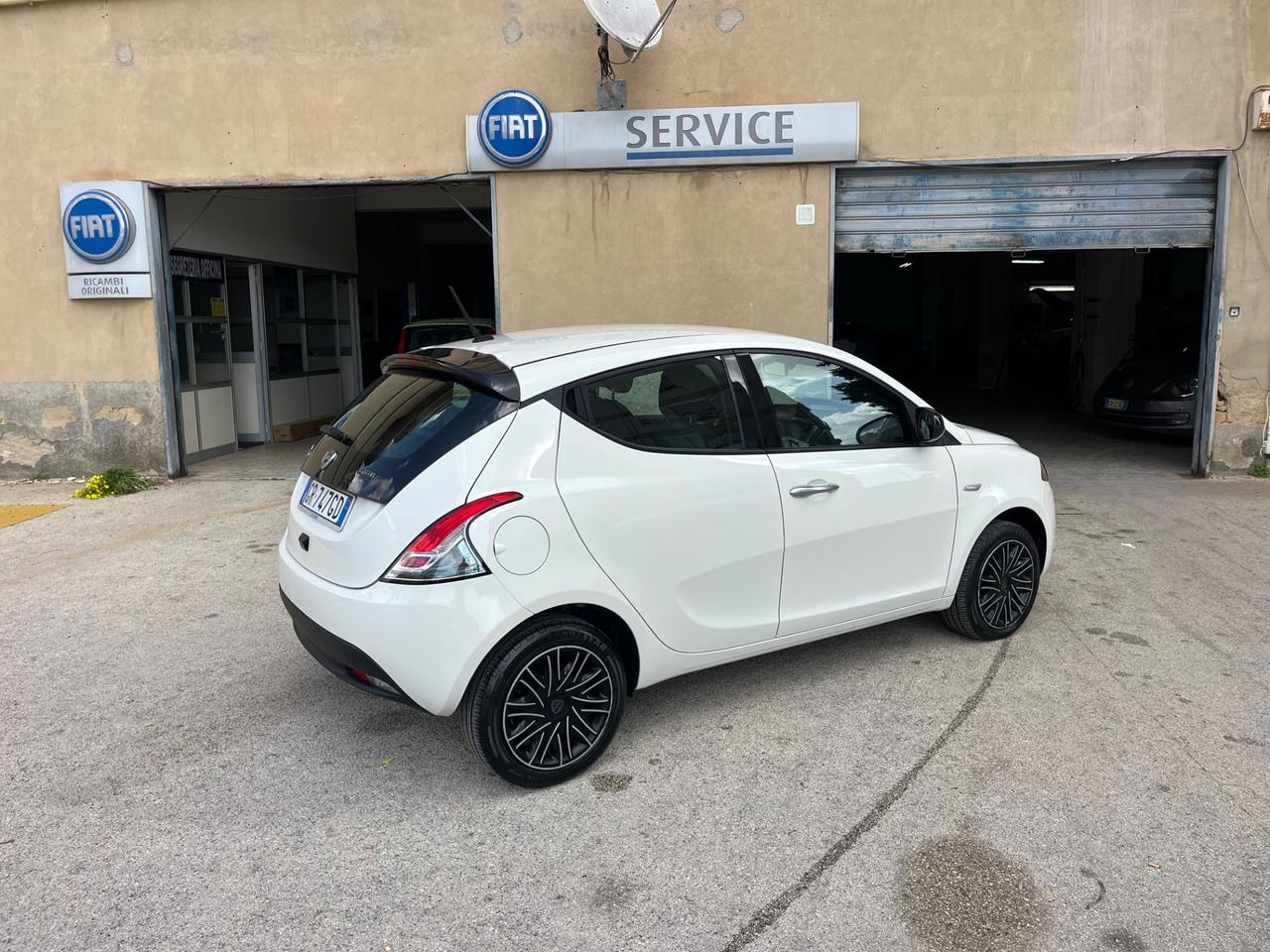 Lancia Ypsilon 1.0 FireFly 5 porte S&S Hybrid Gold