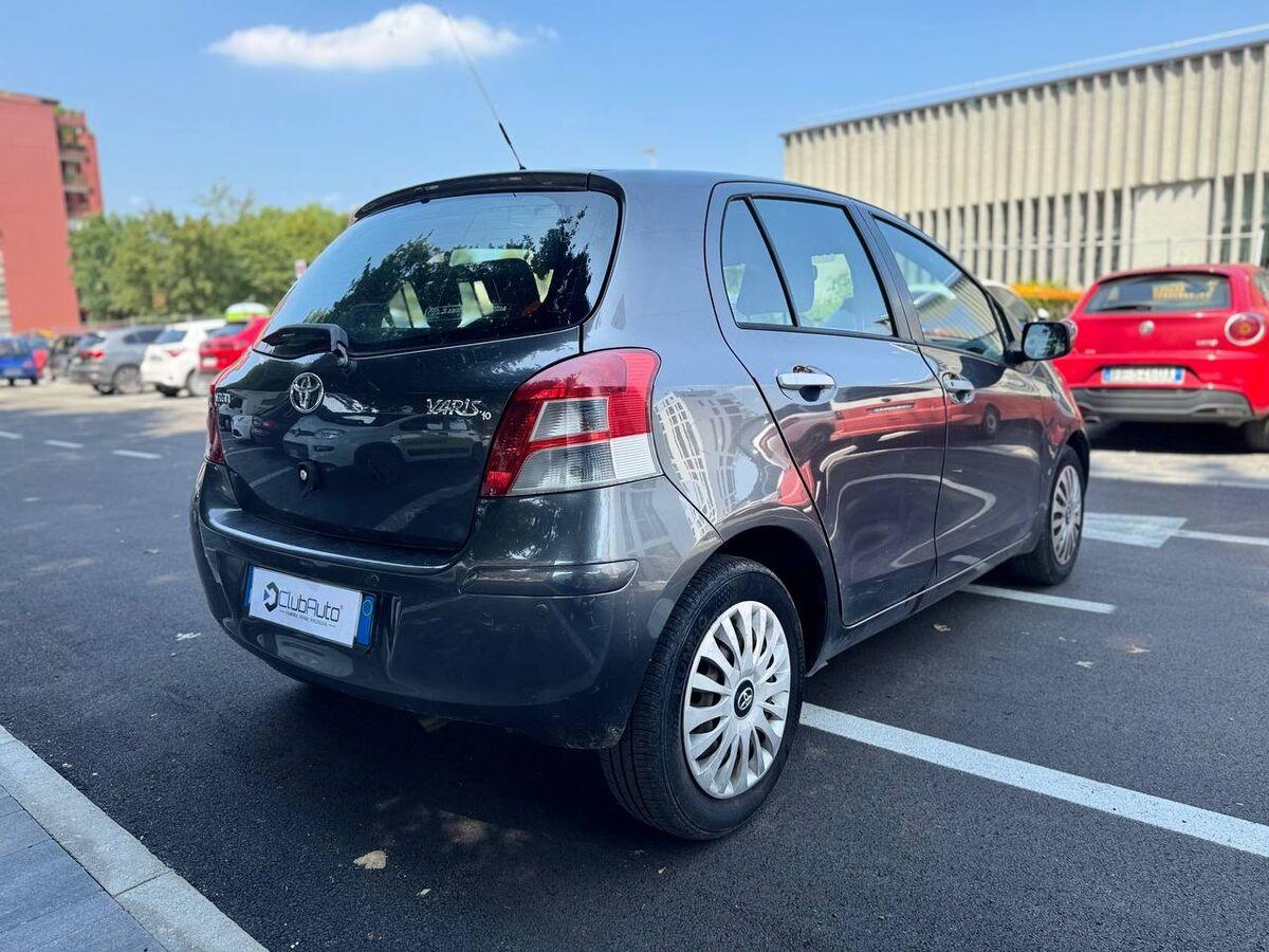 Toyota Yaris 1.3 dual Sol 5p m-mt