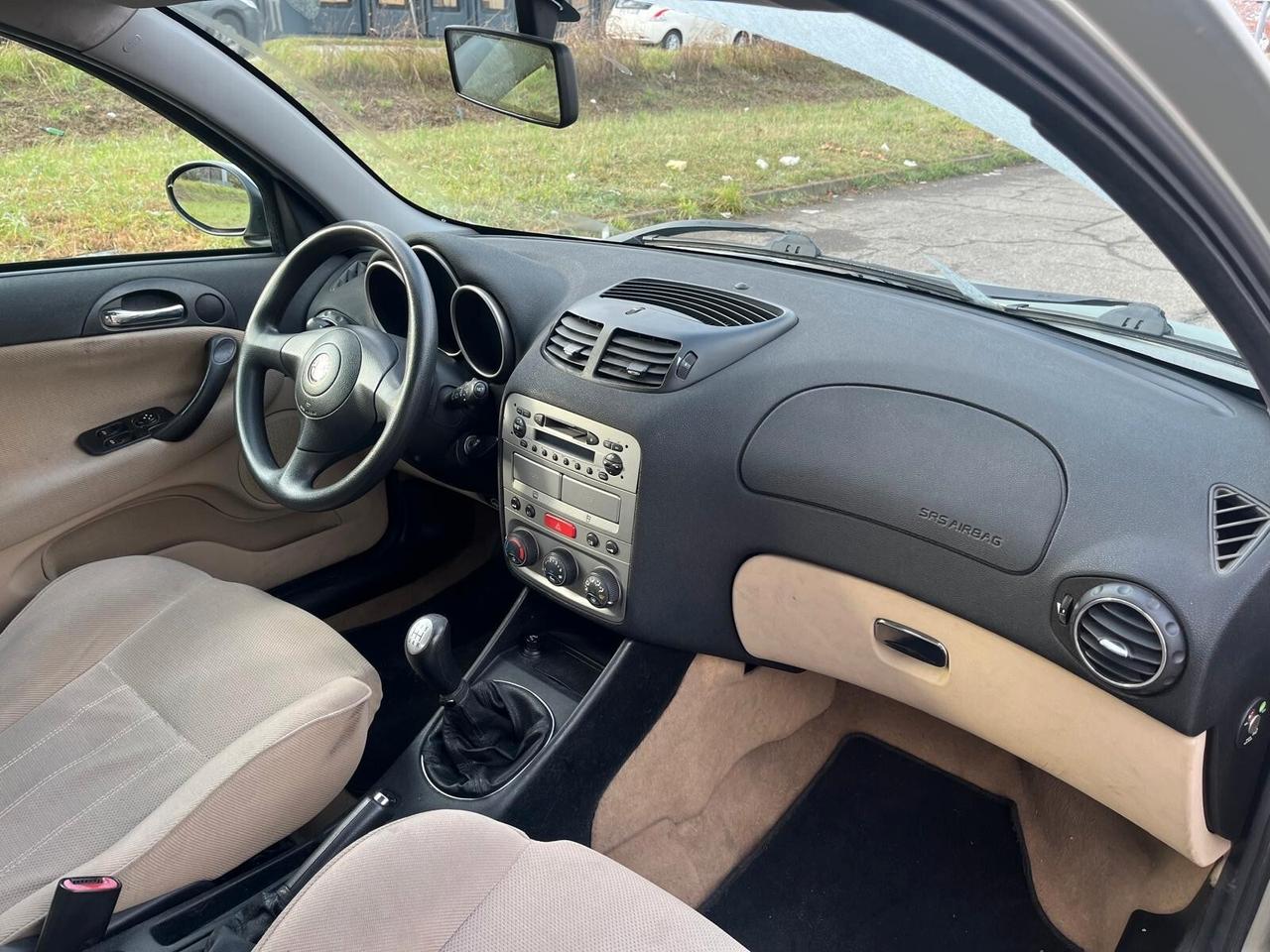 Alfa Romeo 147 1.6i 16V Twin Spark cat 5p. Distinctive