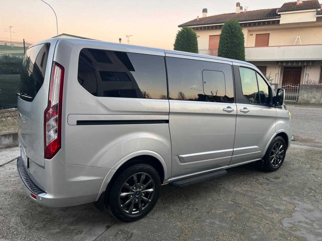 FORD TOURNEO CUSTOM 2.0 DIESEL IBRIDO 8 POSTI UNICO PROPRIETARIO PERFETTO