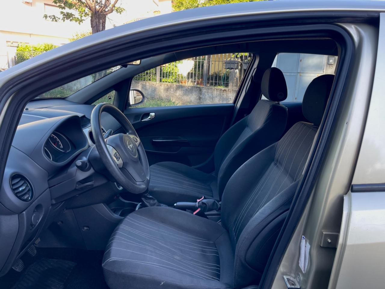 Opel Corsa 1.2 5 porte Cosmo per Neopatentati