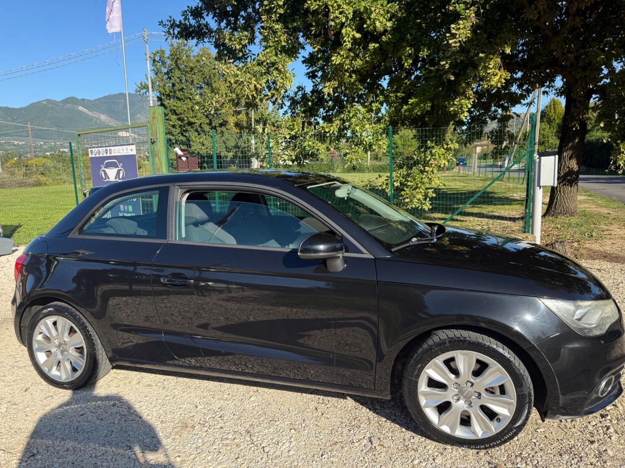 Audi A1 1.6 TDI 105 CV Attraction con GANCIO TRAINO A SCOMPARSA