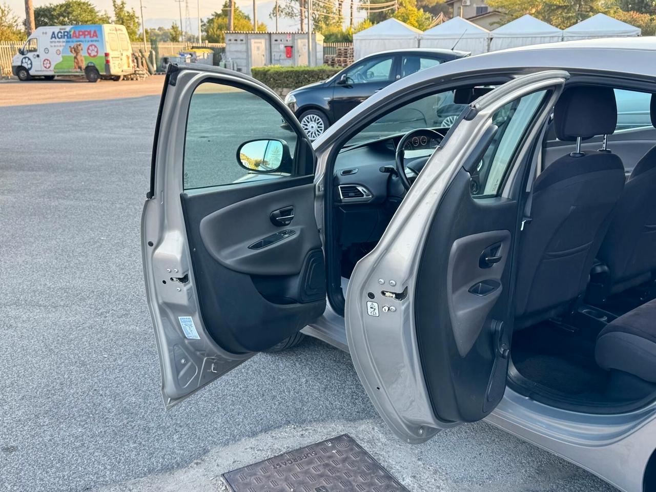 Lancia Ypsilon 1.2 BENZ 69CV GOLD 2013
