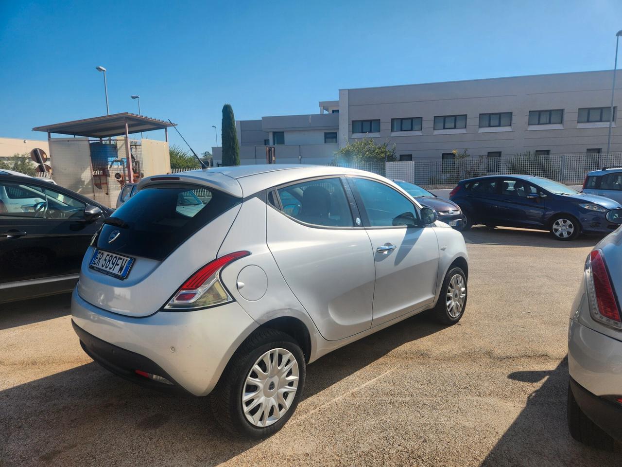 Lancia Ypsilon 0.9 TwinAir 85 CV 5 porte Metano Ecochic Silver