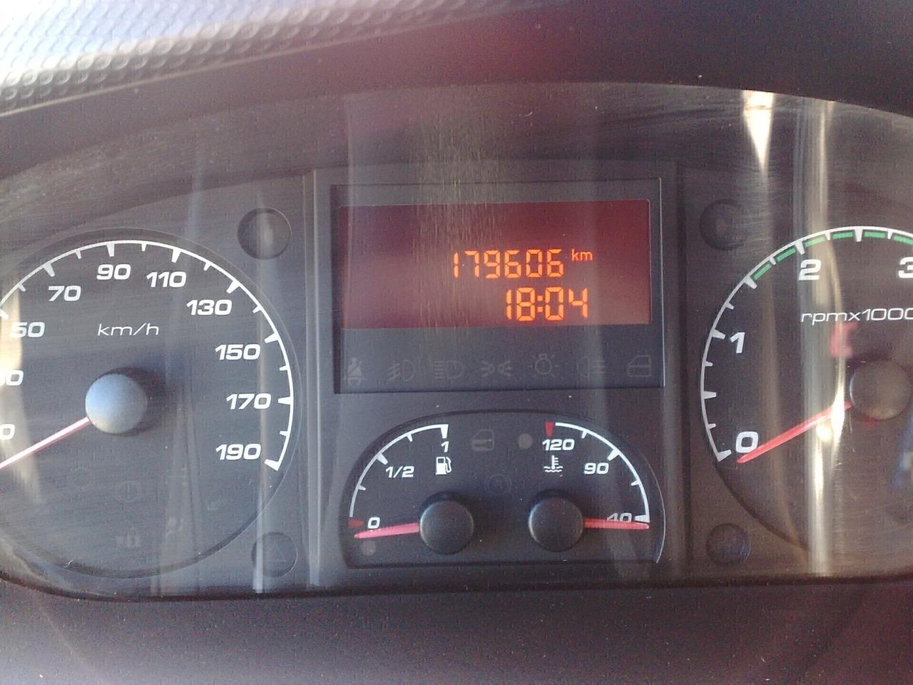 Iveco 65c17 3000cc cassone fisso con grù - 2013