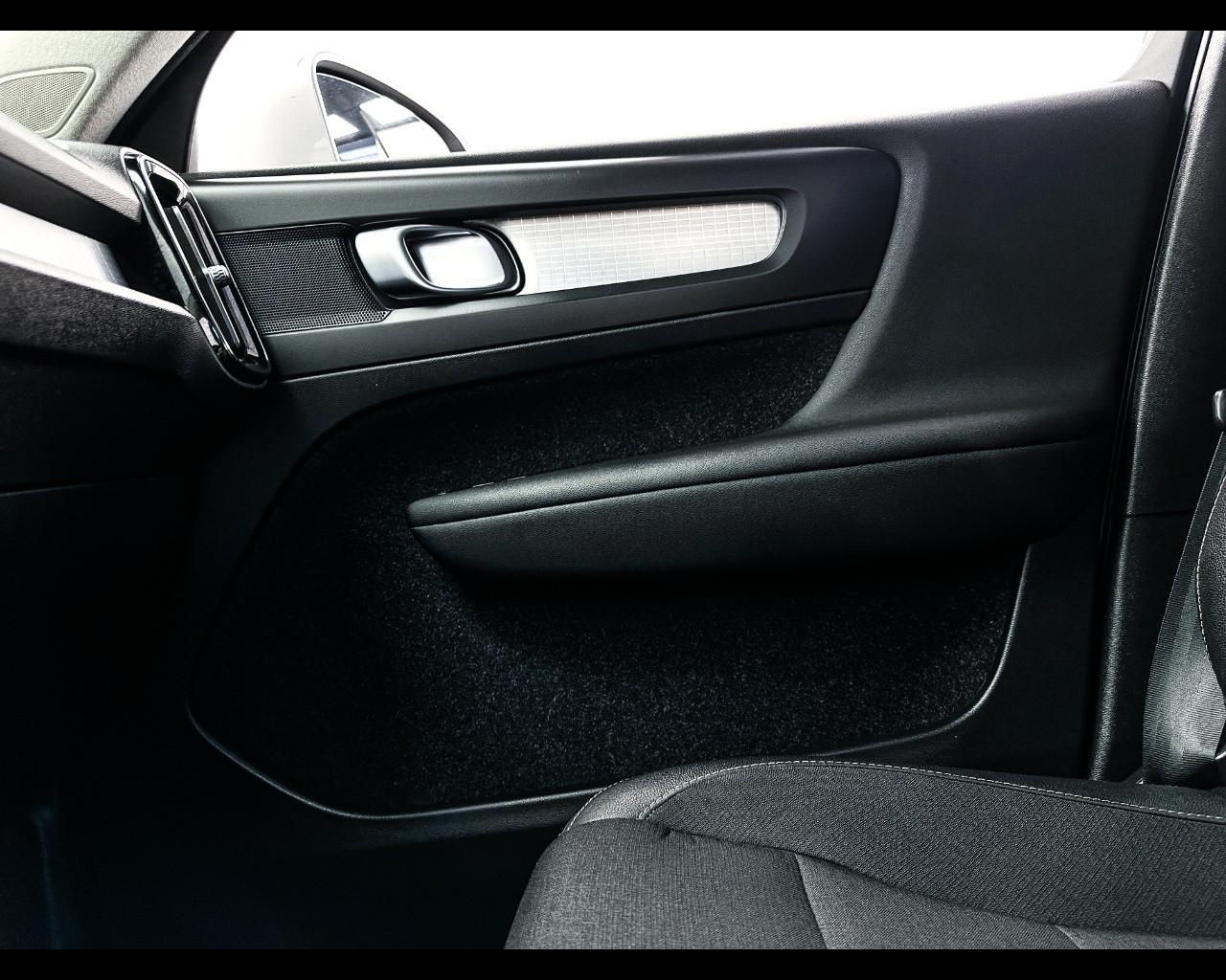 VOLVO XC40 (2017-->) - XC40 D3 AWD Geartronic Momentum