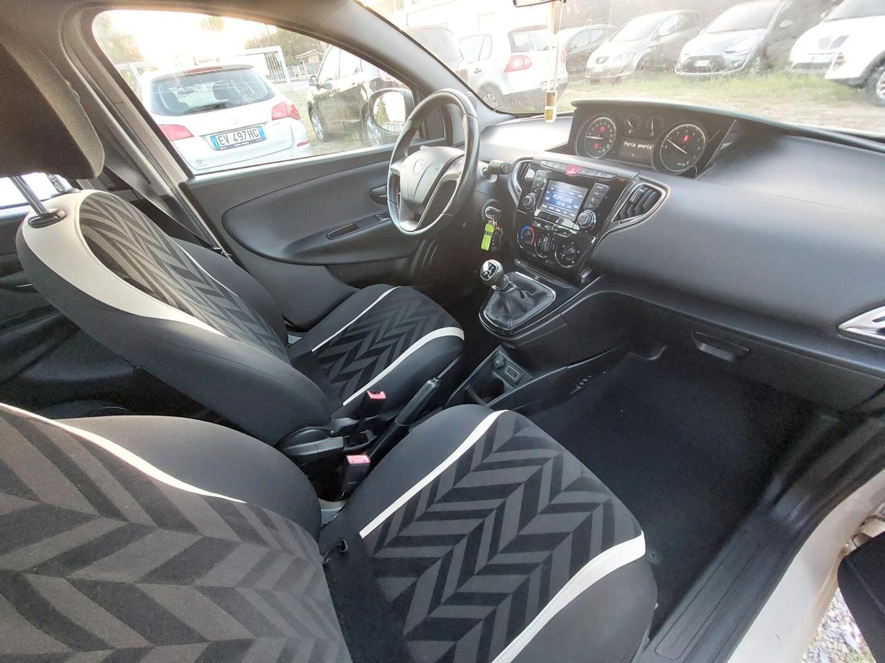 Lancia Ypsilon 1.2 69 CV 5 porte Platinum