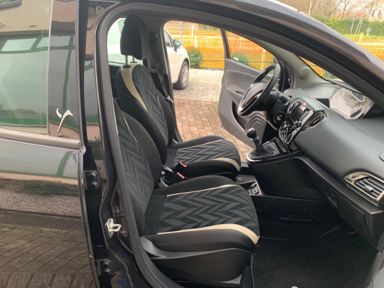 Lancia Ypsilon 1.2 69 CV 5 porte Platinum