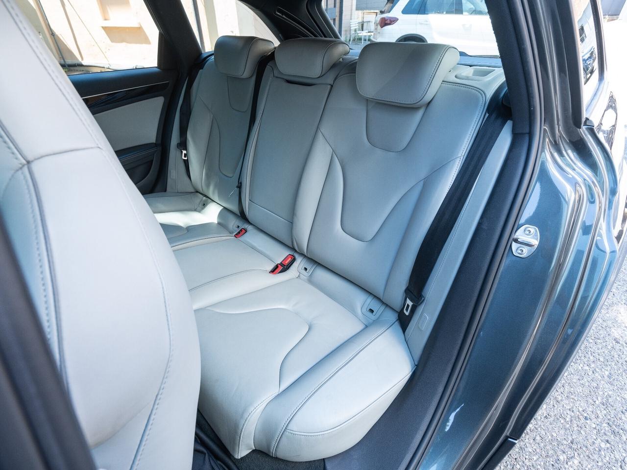 Audi A4 RS 4 Avant 4.2 V8 FSI quattro S tronic