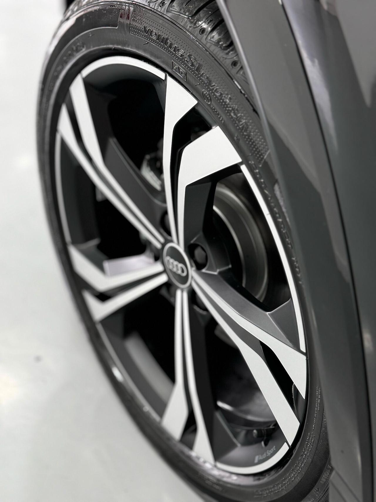 Audi Q3 35 TDI S tronic Identity Black