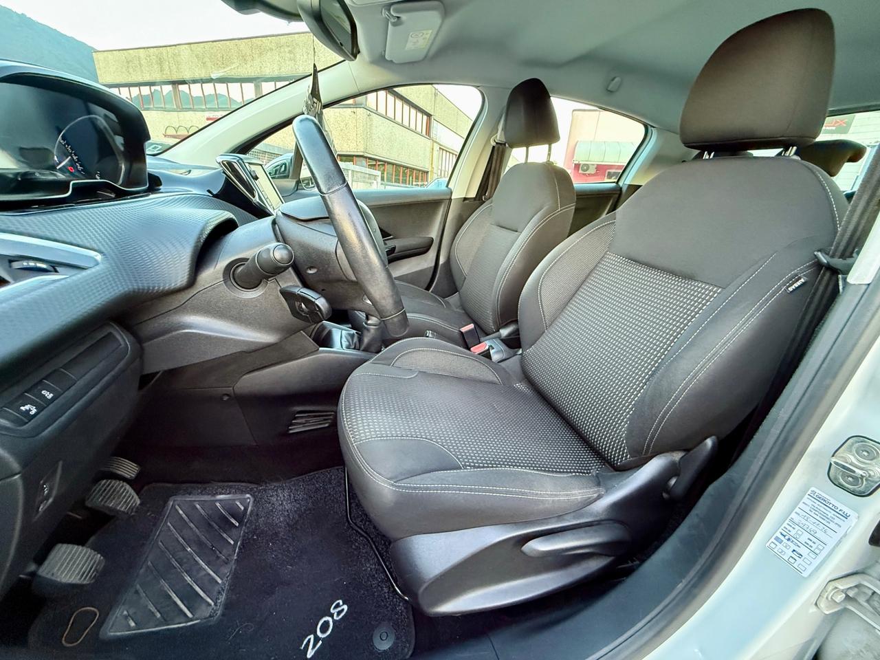 Peugeot 208 1.2i 82CV Allure 99.000Km NEOPATENTATI