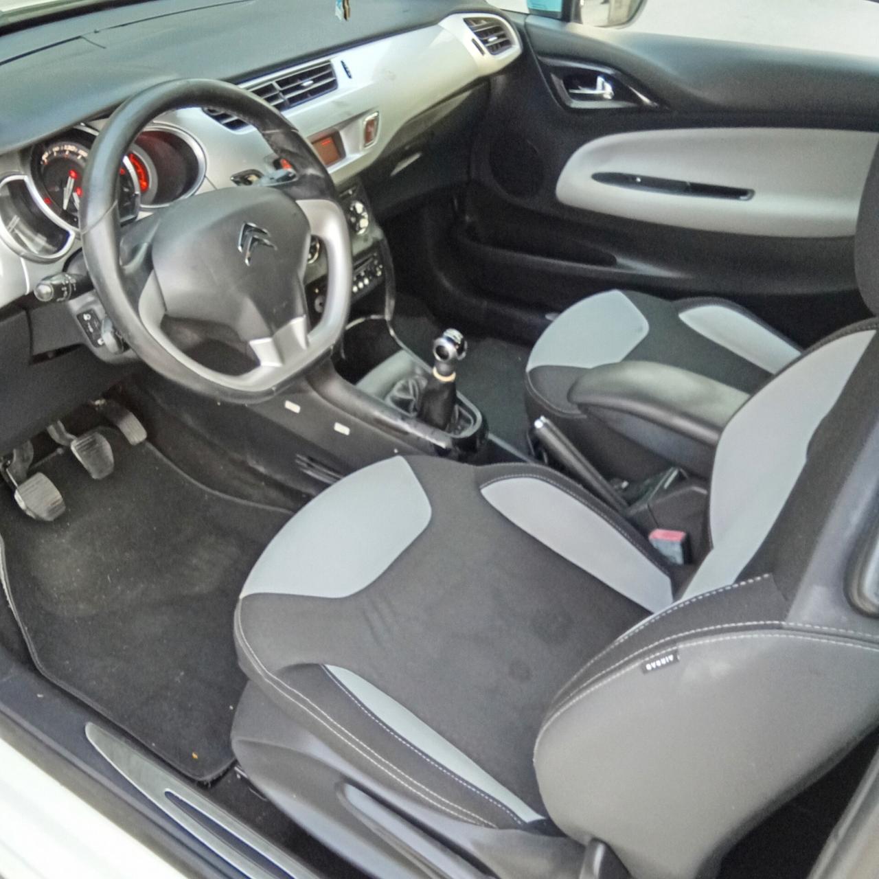 DS3 3 1.4 HDi 70 Just Black 011