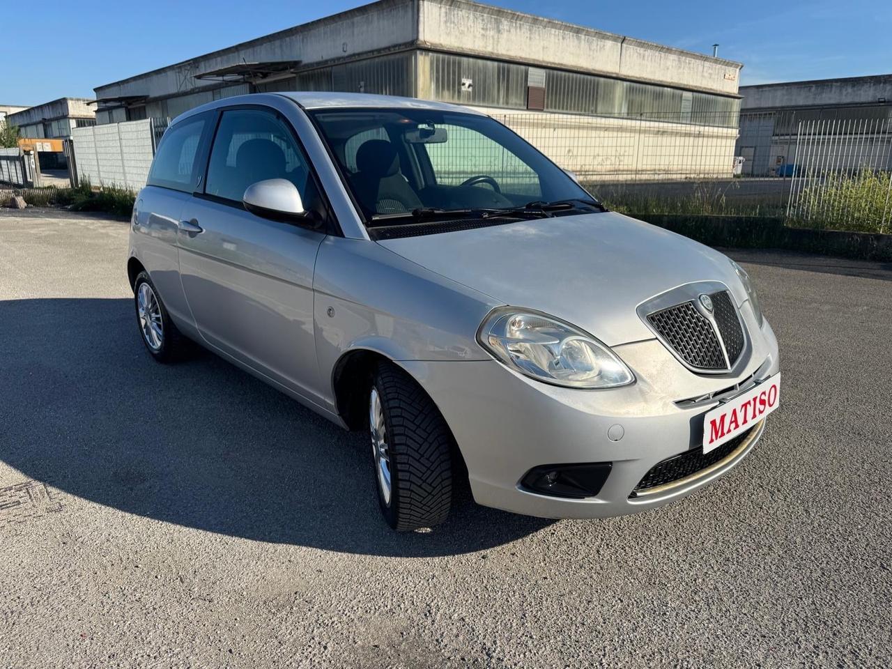 Lancia Ypsilon 1.2 benzina Versus. km 122.000