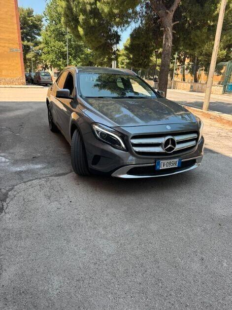 Mercedes-Benz GLA 200d Aut. *FULL OPT.* da VETRINA