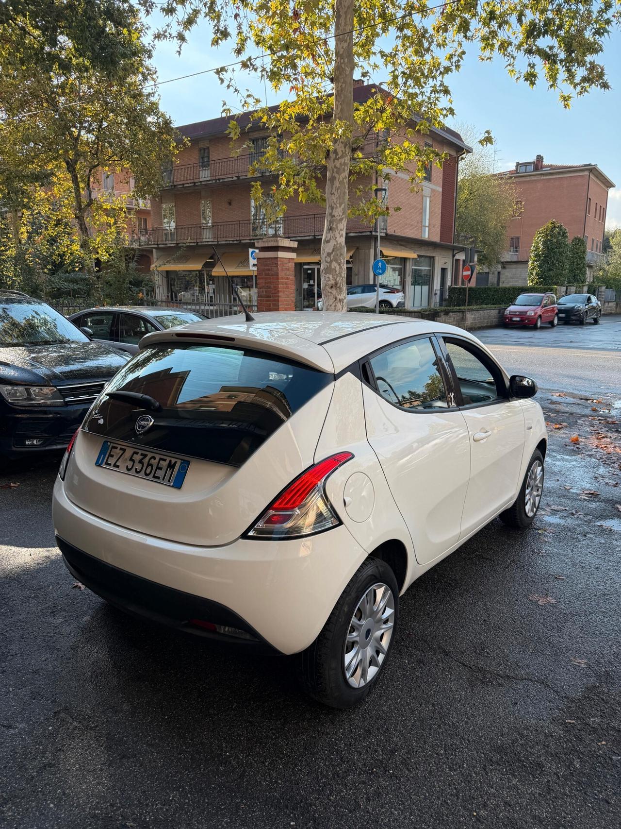 Lancia Ypsilon 0.9 TwinAir 85 CV 5 porte Metano Ecochic Silver