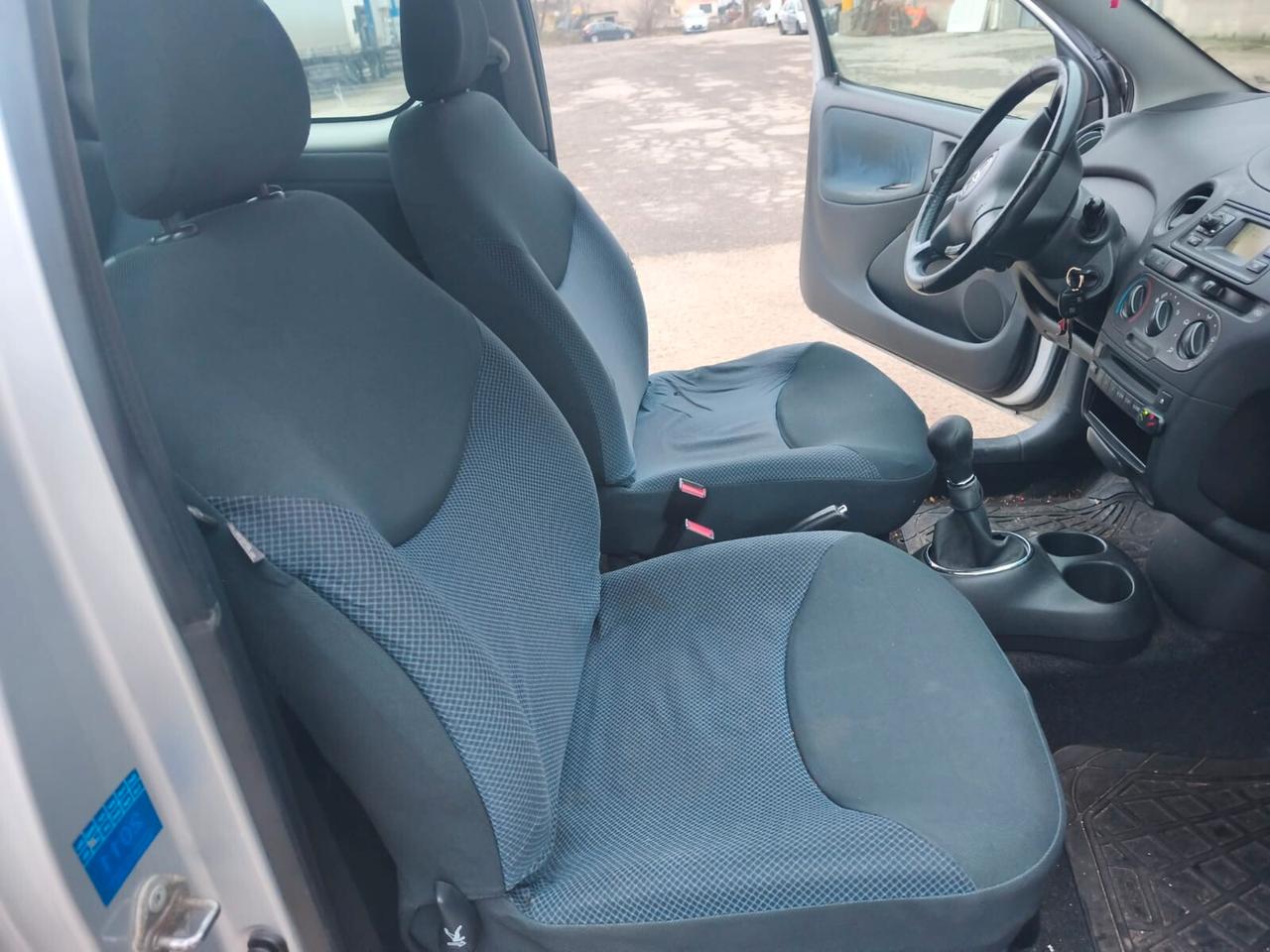 Toyota Yaris 2005---1.0 Benzina Neopatentati