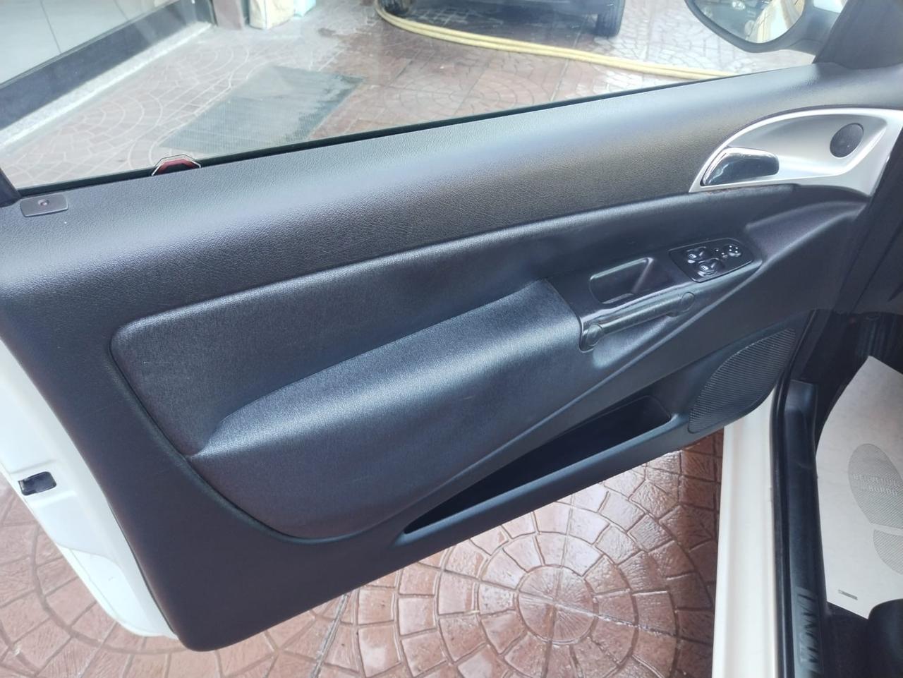 Lancia Ypsilon 1.3 MJT 75 CV Versus