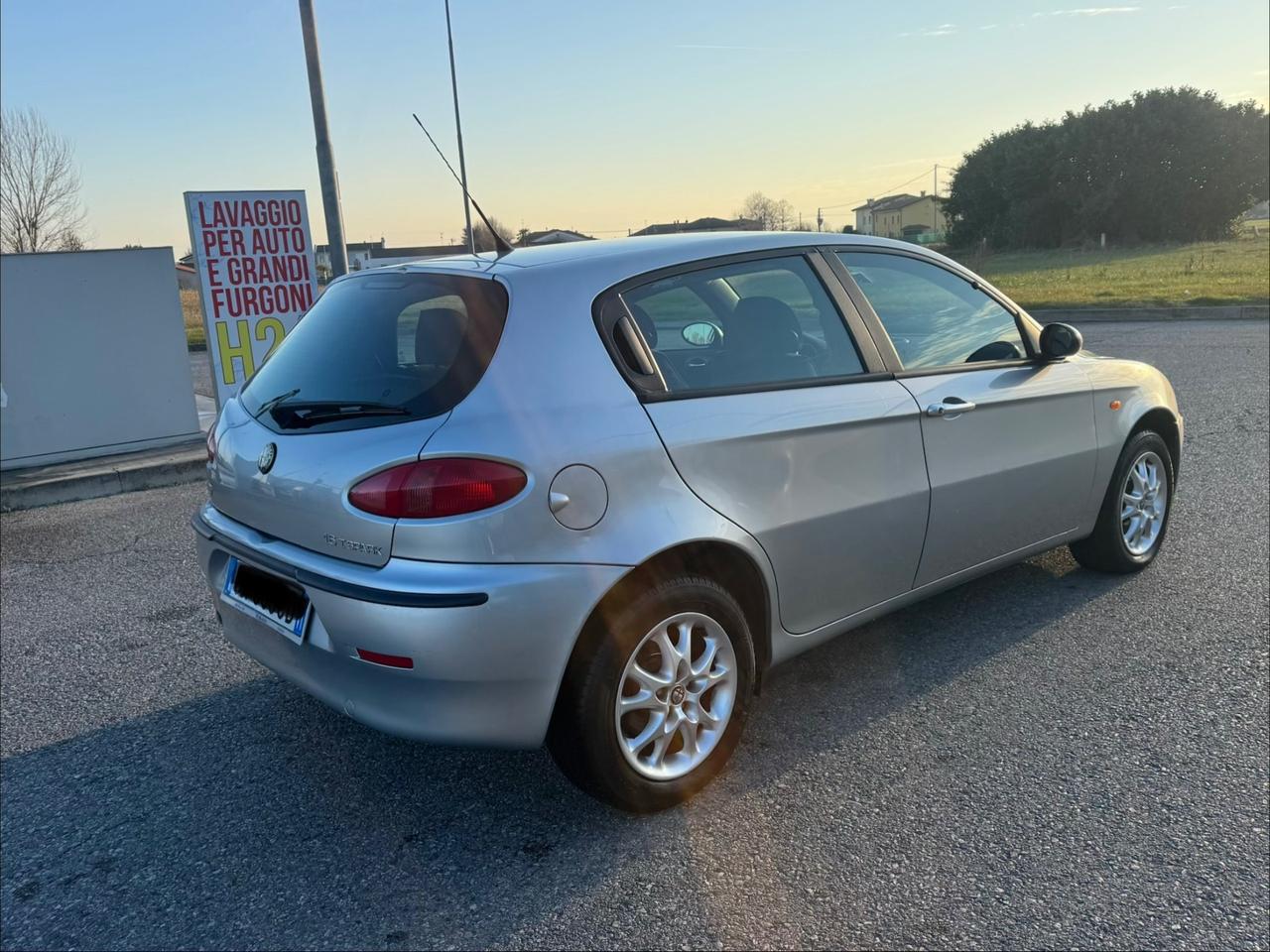 Alfa Romeo 147 1.6i 16V Twin Spark cat 5p. Distinctive