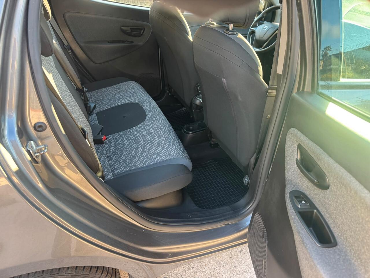 Lancia Ypsilon 1.0 FireFly Hybrid Silver