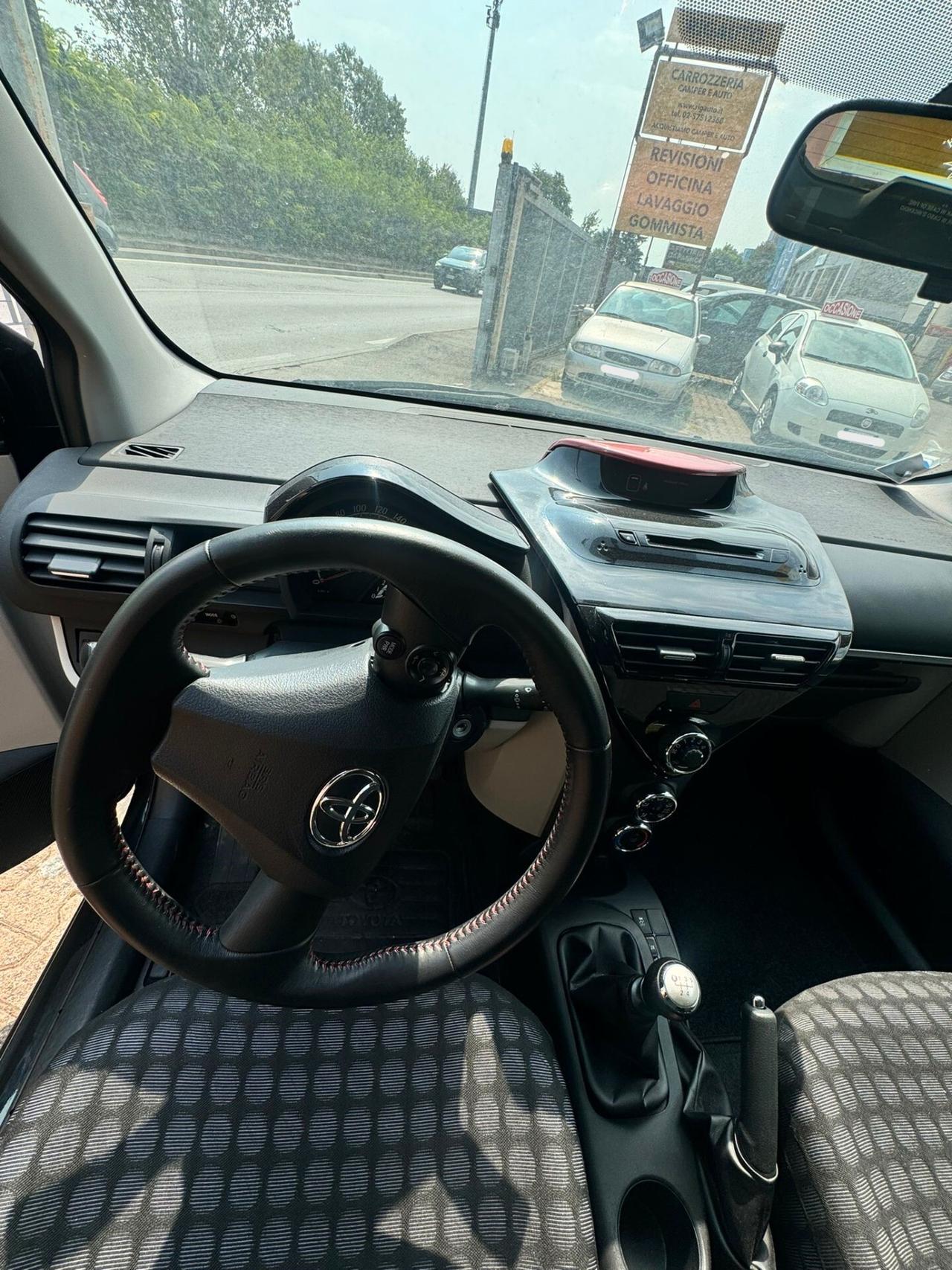 TOYOTA IQ