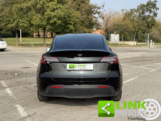 TESLA Model Y longe