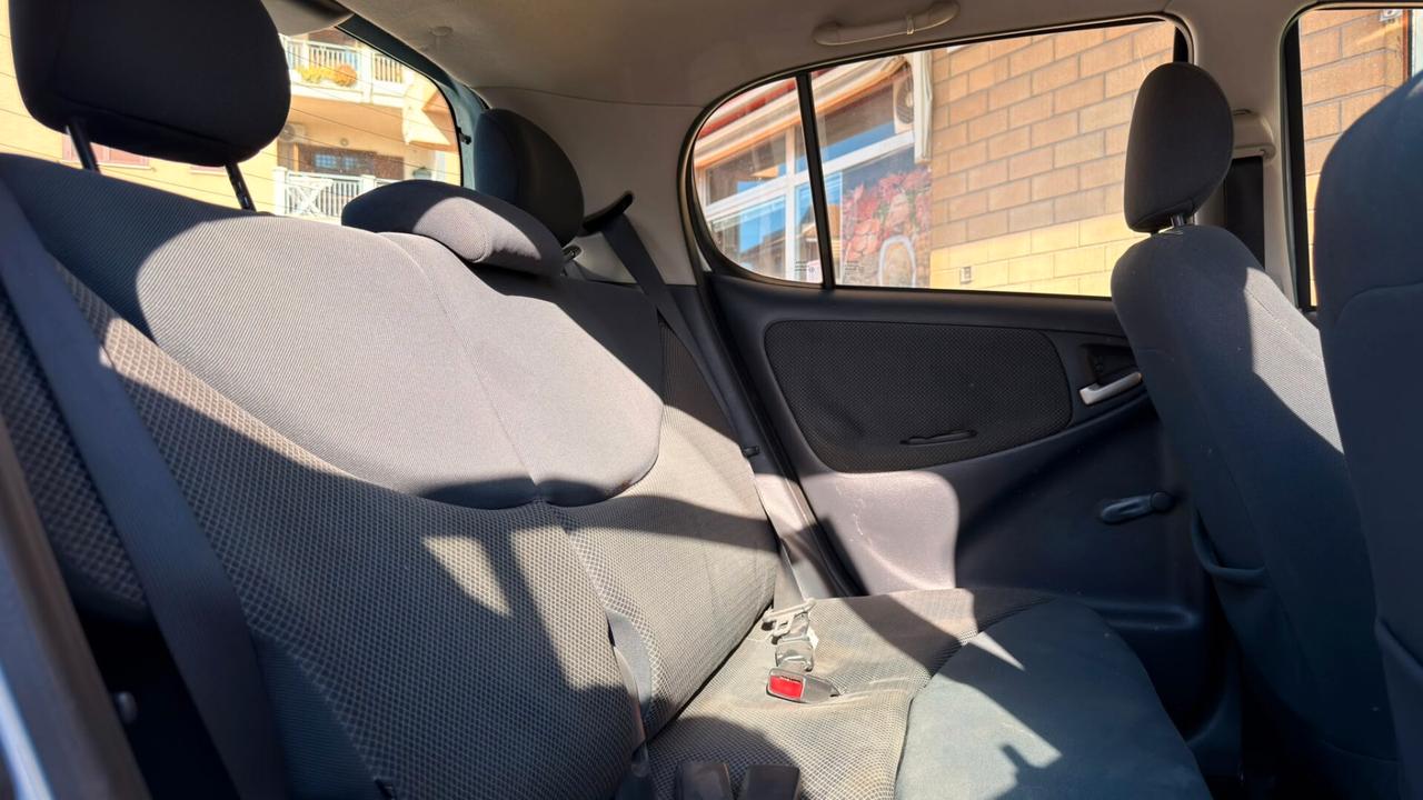 Toyota Yaris 1.0i 16V cat 5 porte Sol
