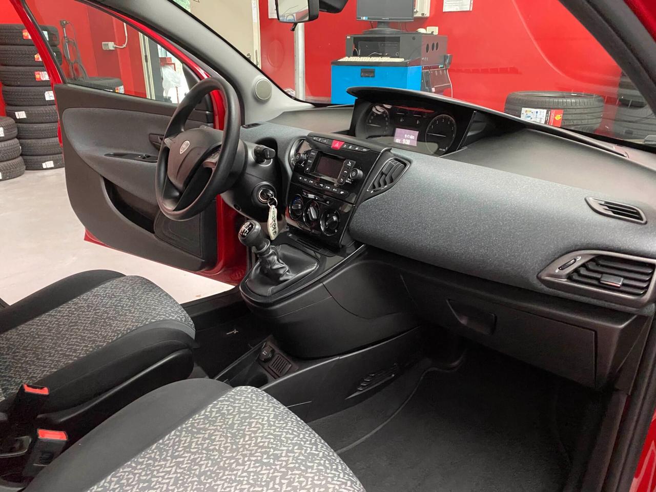 Lancia Ypsilon 1.0 FireFly 5 porte S&S Hybrid Ecochic Silver