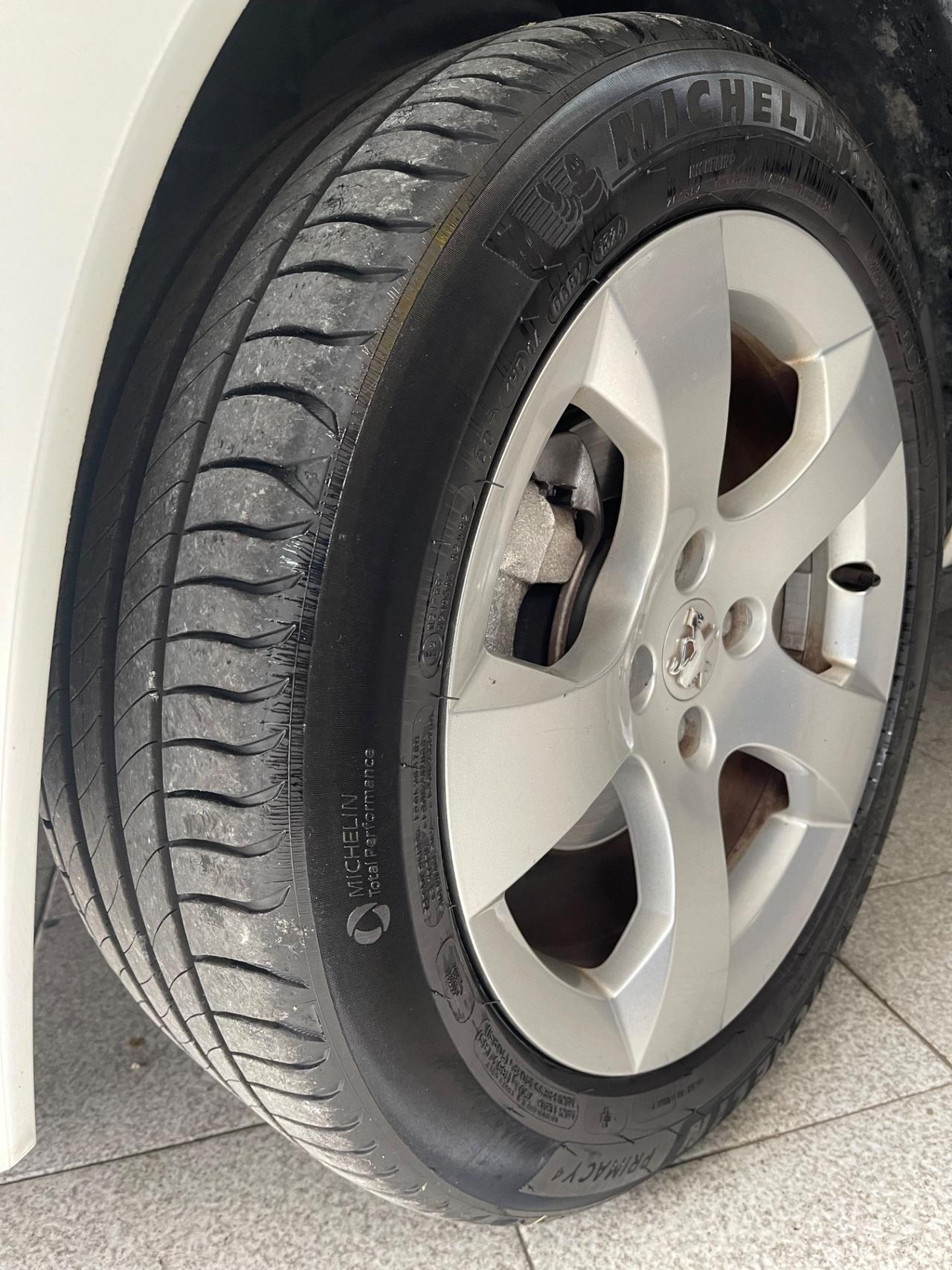 Peugeot 3008 1.6 HDi 110CV cambio robotizzato Premium