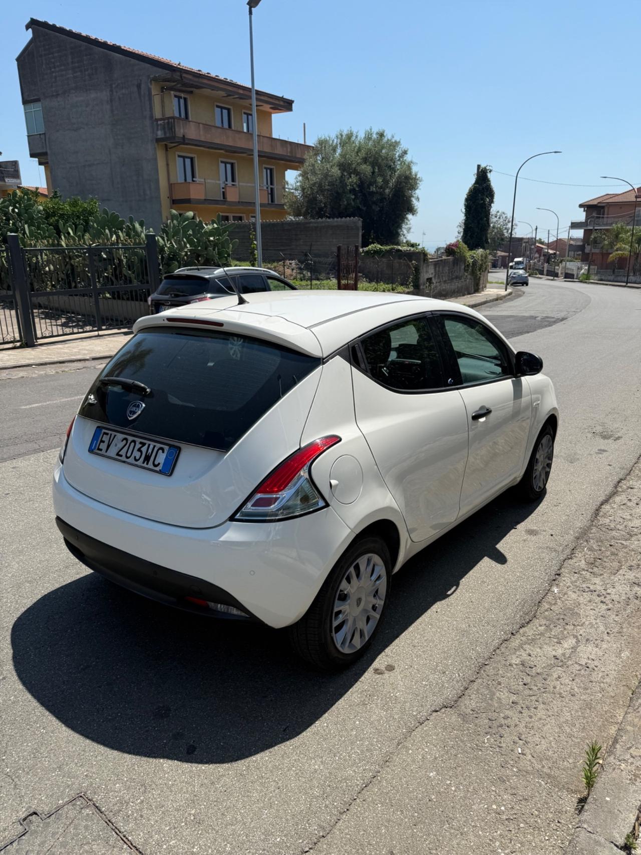 Lancia Ypsilon 1.2 69 CV 5 porte S&S Silver