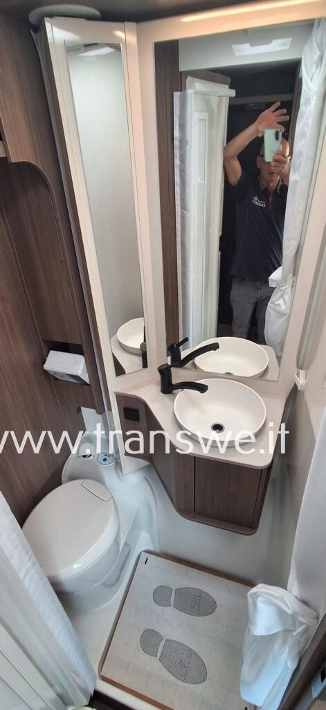 Carado A364 Camper mansarato con letto matrimoniale e maxi garage