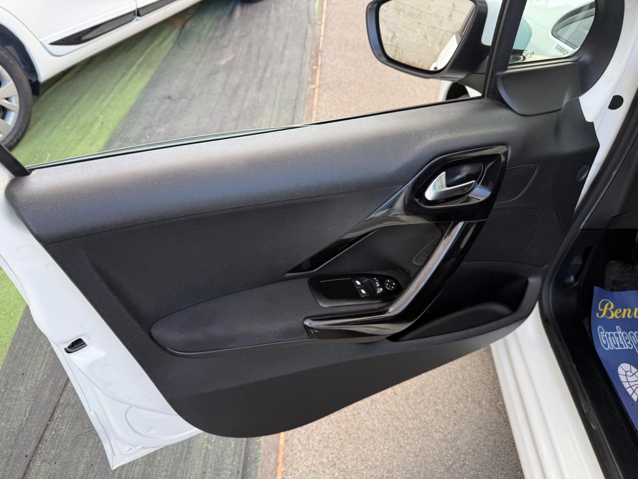 Peugeot 208 1.2benzina 5 porte - 2013