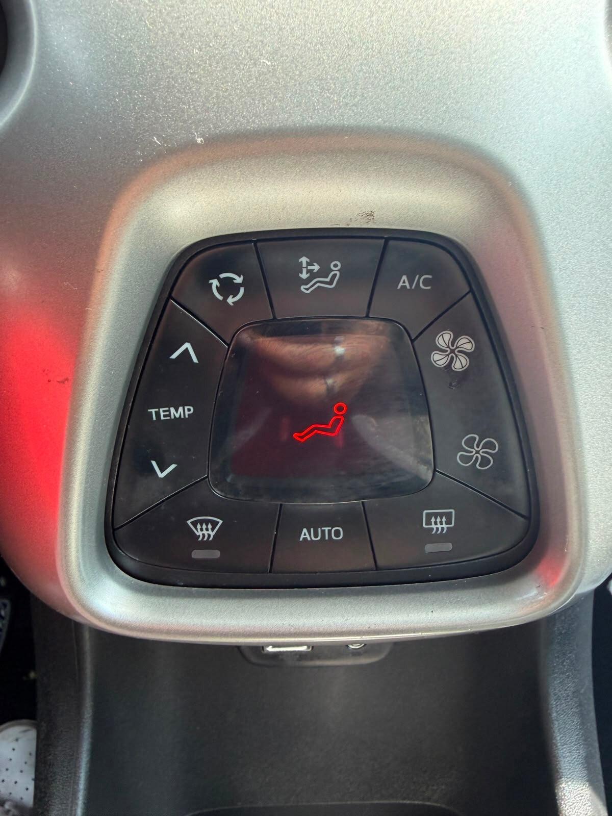 Toyota Aygo 1.0 VVT-i X-BLACK 140000 KM