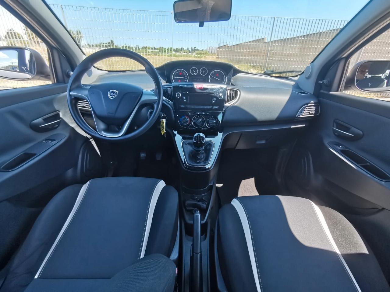 Lancia Ypsilon 1.2 69 CV 5P. GPL Ecochic Silver